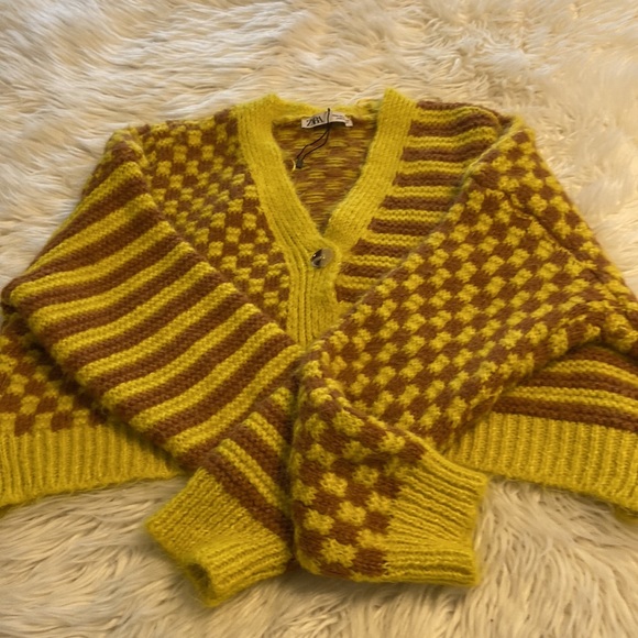 ZARA Sweater size M length 19” bust 48” see photos for colors front buttons - Picture 11 of 12